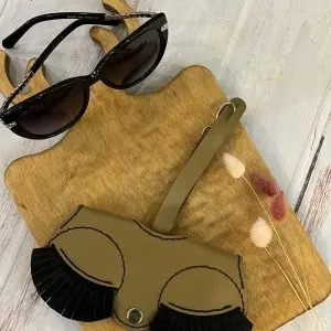 کیف عینک چرمی دست‌دوز – کیف محافظ عینک با طراحی خاص مژه