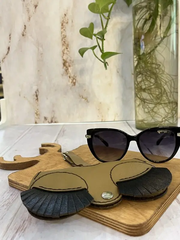کیف عینک چرمی دست‌دوز – کیف محافظ عینک با طراحی خاص مژه