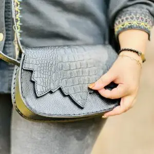 کیف زنانه چرم طبیعی دست‌دوز با طراحی خاص و مدل دوشی، رنگ مشکی با الگوی پوست کروکودیل